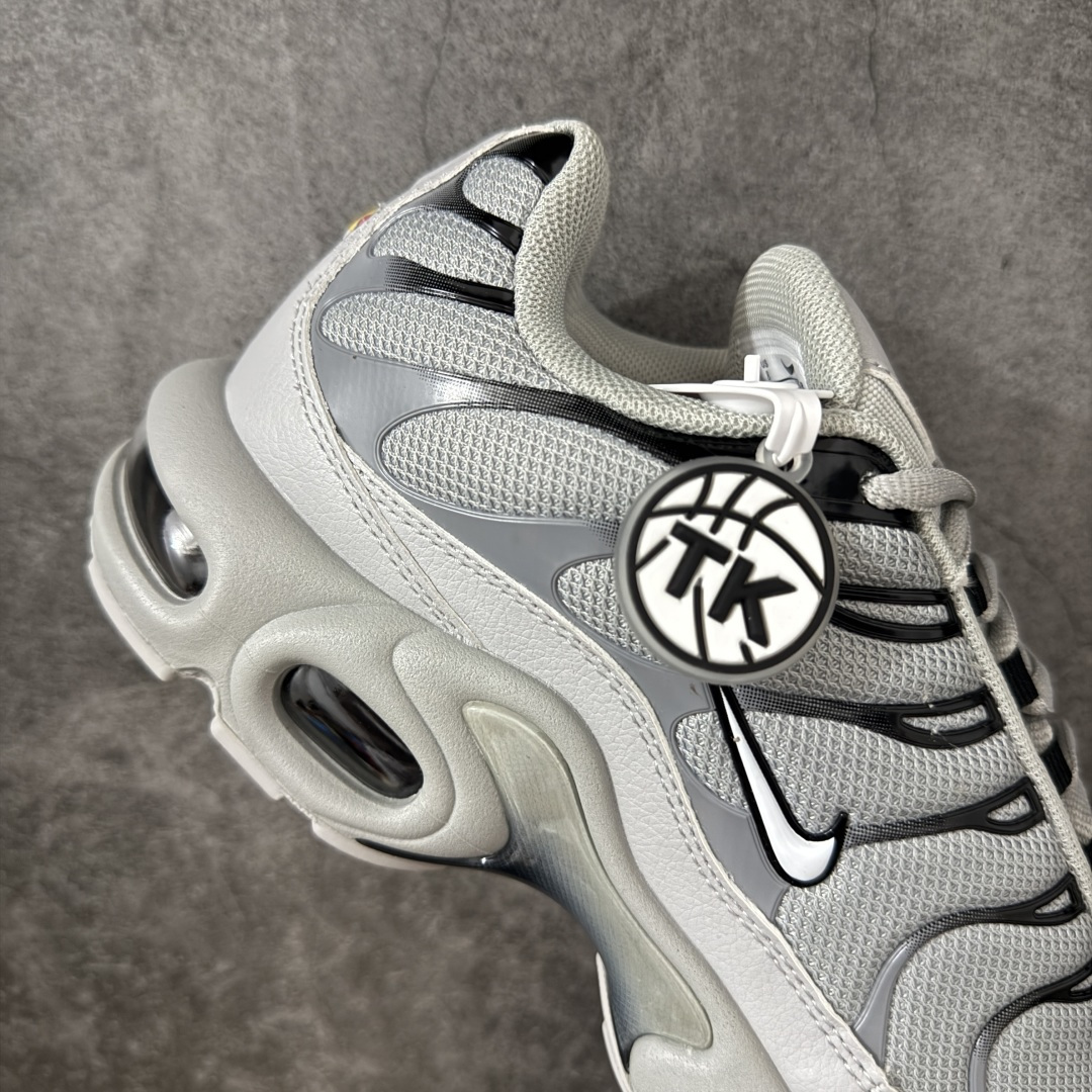 图片[7]-【TK纯原版】Nike Air Max Plus TN x Supreme 联名气垫系列跑鞋 852630-021 全新一比一高端版本 真正的市场T1品质 更多配色陆续出货 真正的用心研发 一点一点抠出来的 品质 品控细节 随便闭眼对比市场任何版本 全套原纸板楦头开发 完美呈现版型 工艺流程均与原鞋保持一致 Turned Air 中底缓震技术 鞋面弧度与大底弧度一致 鞋头正确TPU材质 鞋面高频TPU材质1.0厚度 原鞋一致层次感 超越公司货的品控标准 多道QC质检 货号： 尺码： 40.5 41 42 42.5 43 44 44.5 45 46 47.5 48.5-选品中心