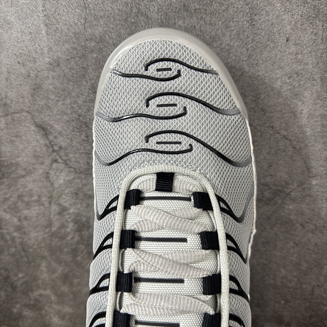 图片[5]-【TK纯原版】Nike Air Max Plus TN x Supreme 联名气垫系列跑鞋 852630-021 全新一比一高端版本 真正的市场T1品质 更多配色陆续出货 真正的用心研发 一点一点抠出来的 品质 品控细节 随便闭眼对比市场任何版本 全套原纸板楦头开发 完美呈现版型 工艺流程均与原鞋保持一致 Turned Air 中底缓震技术 鞋面弧度与大底弧度一致 鞋头正确TPU材质 鞋面高频TPU材质1.0厚度 原鞋一致层次感 超越公司货的品控标准 多道QC质检 货号： 尺码： 40.5 41 42 42.5 43 44 44.5 45 46 47.5 48.5-选品中心
