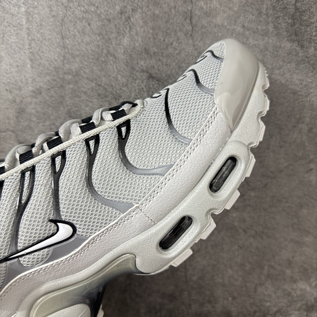 图片[6]-【TK纯原版】Nike Air Max Plus TN x Supreme 联名气垫系列跑鞋 852630-021 全新一比一高端版本 真正的市场T1品质 更多配色陆续出货 真正的用心研发 一点一点抠出来的 品质 品控细节 随便闭眼对比市场任何版本 全套原纸板楦头开发 完美呈现版型 工艺流程均与原鞋保持一致 Turned Air 中底缓震技术 鞋面弧度与大底弧度一致 鞋头正确TPU材质 鞋面高频TPU材质1.0厚度 原鞋一致层次感 超越公司货的品控标准 多道QC质检 货号： 尺码： 40.5 41 42 42.5 43 44 44.5 45 46 47.5 48.5-选品中心