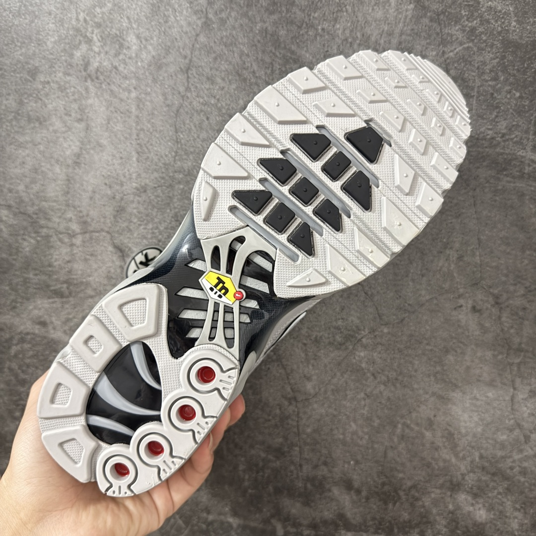 图片[9]-【TK纯原版】Nike Air Max Plus TN x Supreme 联名气垫系列跑鞋 852630-021 全新一比一高端版本 真正的市场T1品质 更多配色陆续出货 真正的用心研发 一点一点抠出来的 品质 品控细节 随便闭眼对比市场任何版本 全套原纸板楦头开发 完美呈现版型 工艺流程均与原鞋保持一致 Turned Air 中底缓震技术 鞋面弧度与大底弧度一致 鞋头正确TPU材质 鞋面高频TPU材质1.0厚度 原鞋一致层次感 超越公司货的品控标准 多道QC质检 货号： 尺码： 40.5 41 42 42.5 43 44 44.5 45 46 47.5 48.5-选品中心