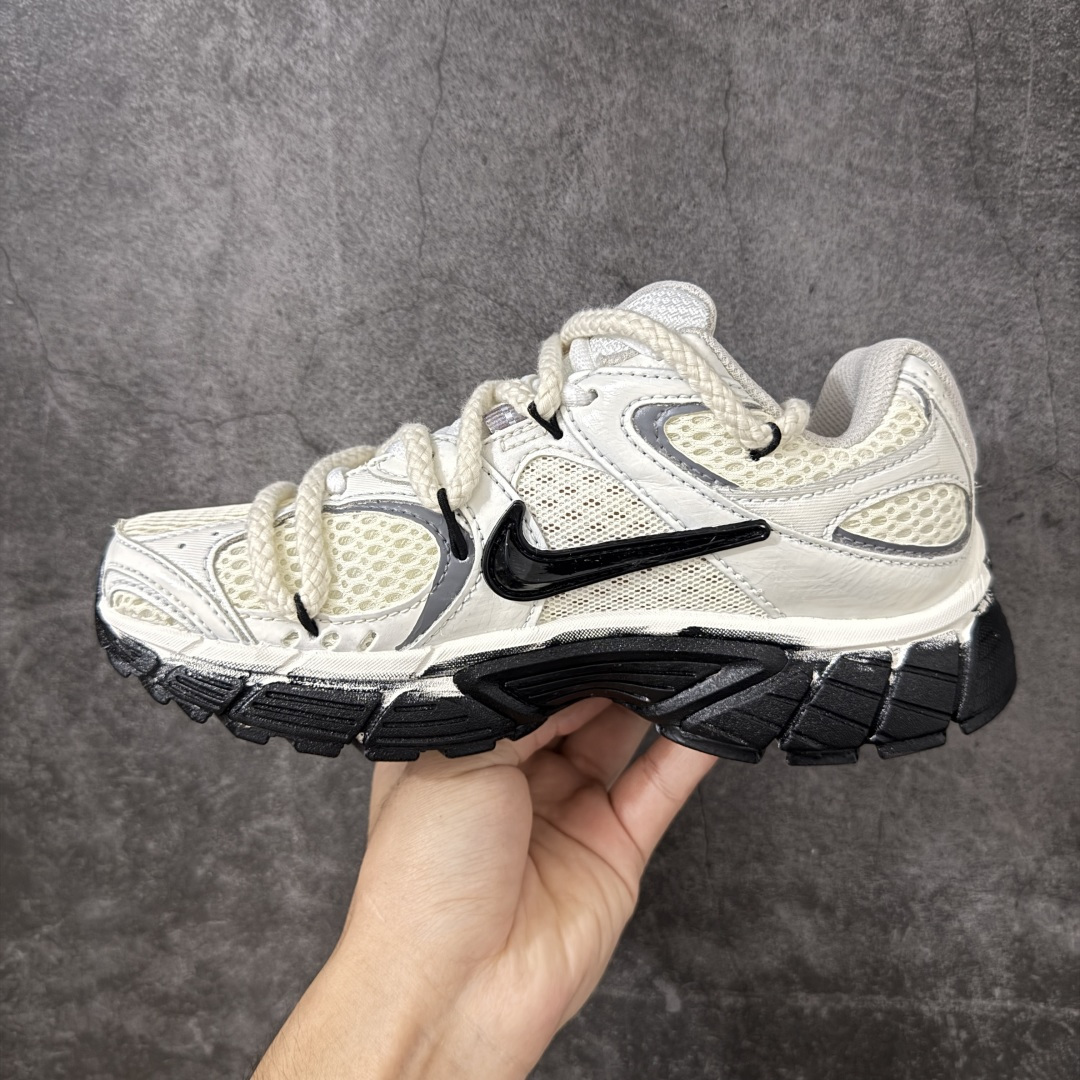 图片[2]-【手绘定制版】Nike V5 RNR 复古做旧 解构绑带 舒适百搭防滑耐磨 低帮跑步鞋 舒适有型适合日常穿着 该鞋款延续千禧年经典设计搭载泡绵中底厚实而轻盈 匠心细节巧搭立体耐克勾标志焕新演绎复古跑鞋 货号：HQ7901-102 尺码：36-45-选品中心