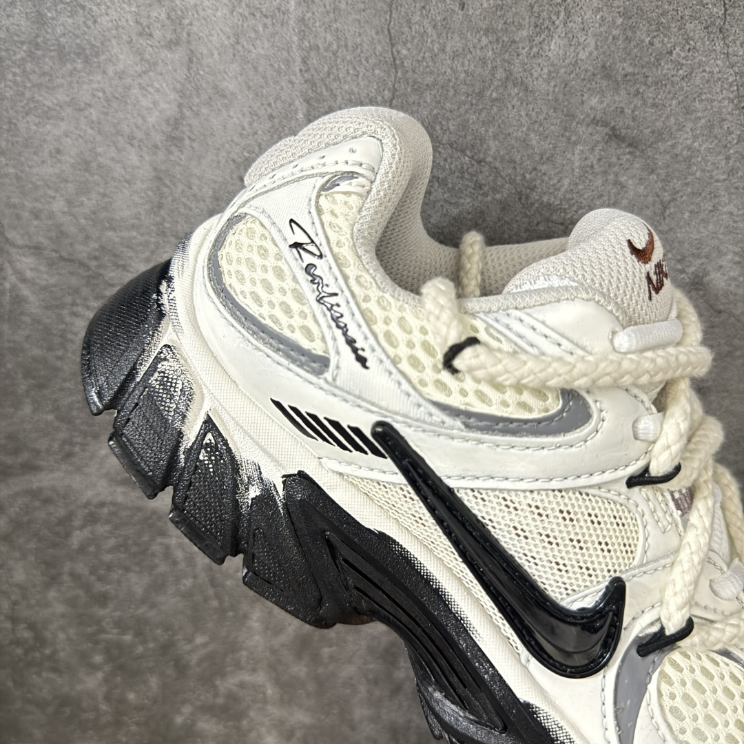 图片[7]-【手绘定制版】Nike V5 RNR 复古做旧 解构绑带 舒适百搭防滑耐磨 低帮跑步鞋 舒适有型适合日常穿着 该鞋款延续千禧年经典设计搭载泡绵中底厚实而轻盈 匠心细节巧搭立体耐克勾标志焕新演绎复古跑鞋 货号：HQ7901-102 尺码：36-45-选品中心