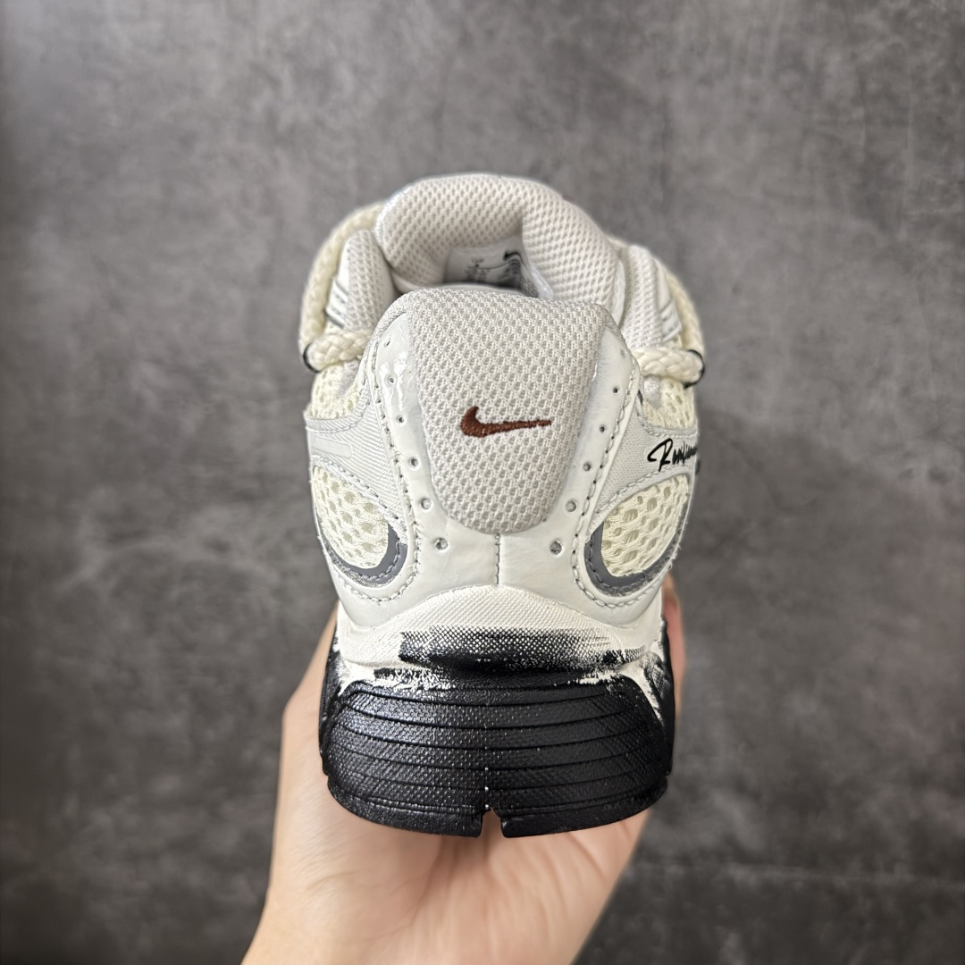 图片[4]-【手绘定制版】Nike V5 RNR 复古做旧 解构绑带 舒适百搭防滑耐磨 低帮跑步鞋 舒适有型适合日常穿着 该鞋款延续千禧年经典设计搭载泡绵中底厚实而轻盈 匠心细节巧搭立体耐克勾标志焕新演绎复古跑鞋 货号：HQ7901-102 尺码：36-45-选品中心