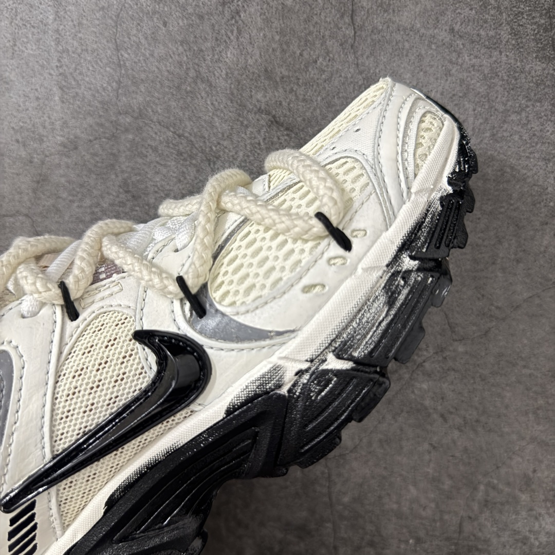 图片[6]-【手绘定制版】Nike V5 RNR 复古做旧 解构绑带 舒适百搭防滑耐磨 低帮跑步鞋 舒适有型适合日常穿着 该鞋款延续千禧年经典设计搭载泡绵中底厚实而轻盈 匠心细节巧搭立体耐克勾标志焕新演绎复古跑鞋 货号：HQ7901-102 尺码：36-45-选品中心
