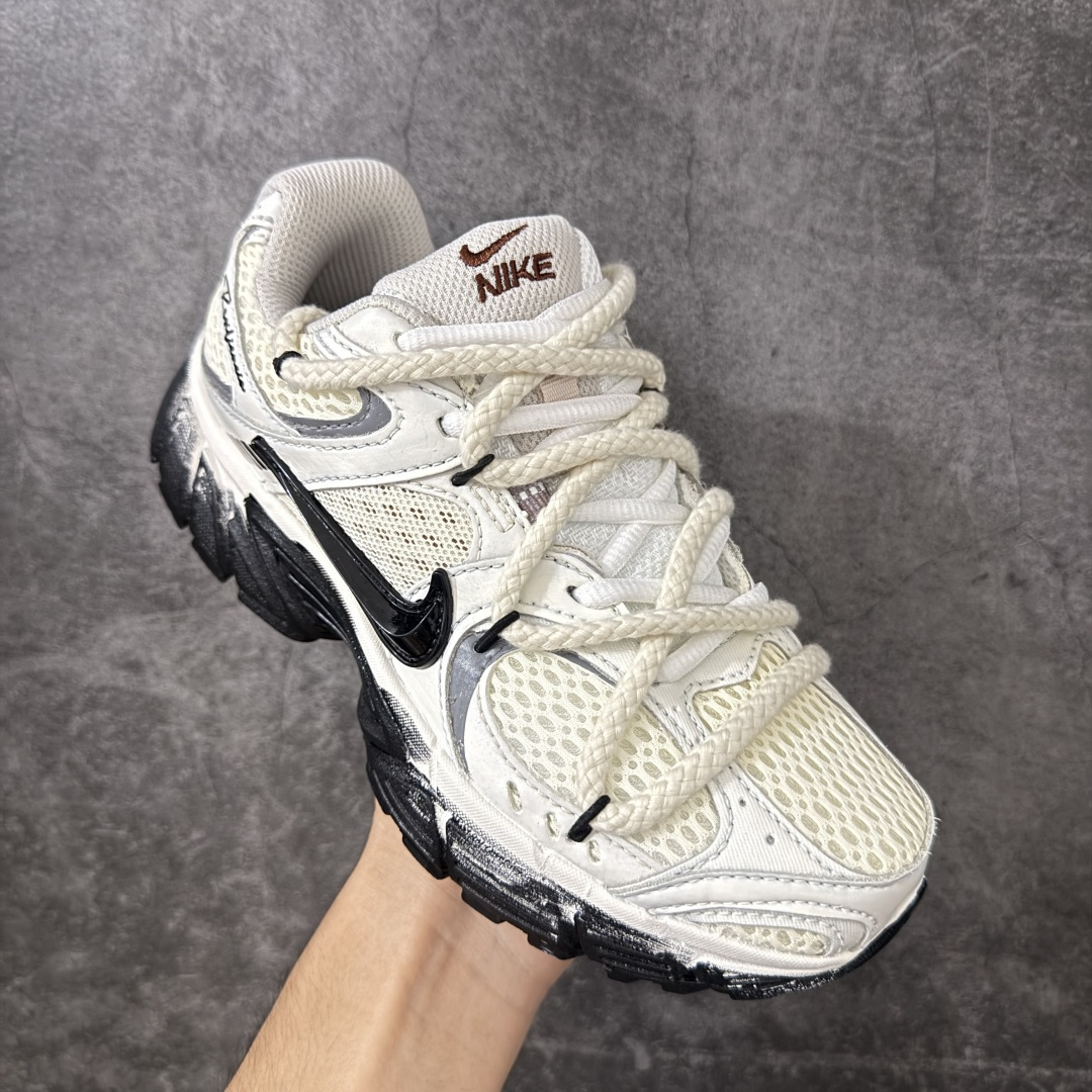 图片[3]-【手绘定制版】Nike V5 RNR 复古做旧 解构绑带 舒适百搭防滑耐磨 低帮跑步鞋 舒适有型适合日常穿着 该鞋款延续千禧年经典设计搭载泡绵中底厚实而轻盈 匠心细节巧搭立体耐克勾标志焕新演绎复古跑鞋 货号：HQ7901-102 尺码：36-45-选品中心