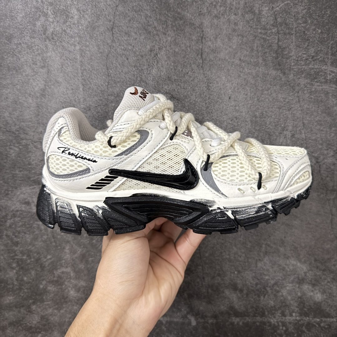 【手绘定制版】Nike V5 RNR 复古做旧 解构绑带 舒适百搭防滑耐磨 低帮跑步鞋 舒适有型适合日常穿着 该鞋款延续千禧年经典设计搭载泡绵中底厚实而轻盈 匠心细节巧搭立体耐克勾标志焕新演绎复古跑鞋 货号：HQ7901-102 尺码：36-45-选品中心