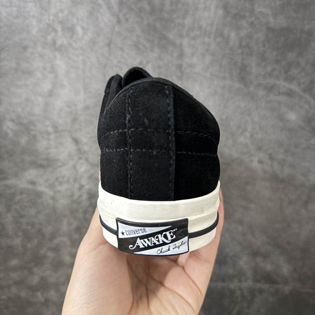 图片[4]-【公司级】Awake NY x Converse One Star Pro 匡威首度联手街头品牌 Awake NY，将纽约精神与朋克灵感融入到 One Star Pro中——这是近年来与纽约街头文化圈链接的经典之作。延续One Star坚持自我的精神，此次带来充满个性的三款不同配色的翻毛皮One Star Pro，搭配刺绣点缀的Awake NY标志性logo，加载经典One Star的设计细节与滑板鞋性能。 货号：A07143C 黑白 尺码：35 36 36.5 37 37.5 38 39 39.5 40 41 41.5 42 42.5 43 44-选品中心