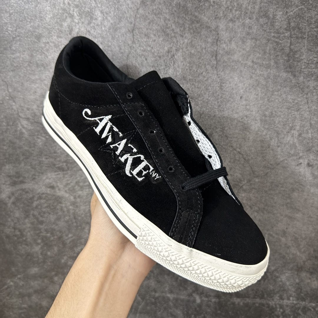 图片[3]-【公司级】Awake NY x Converse One Star Pro 匡威首度联手街头品牌 Awake NY，将纽约精神与朋克灵感融入到 One Star Pro中——这是近年来与纽约街头文化圈链接的经典之作。延续One Star坚持自我的精神，此次带来充满个性的三款不同配色的翻毛皮One Star Pro，搭配刺绣点缀的Awake NY标志性logo，加载经典One Star的设计细节与滑板鞋性能。 货号：A07143C 黑白 尺码：35 36 36.5 37 37.5 38 39 39.5 40 41 41.5 42 42.5 43 44-选品中心