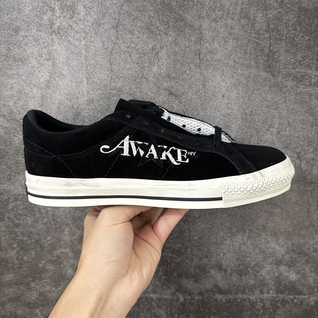 【公司级】Awake NY x Converse One Star Pro 匡威首度联手街头品牌 Awake NY，将纽约精神与朋克灵感融入到 One Star Pro中——这是近年来与纽约街头文化圈链接的经典之作。延续One Star坚持自我的精神，此次带来充满个性的三款不同配色的翻毛皮One Star Pro，搭配刺绣点缀的Awake NY标志性logo，加载经典One Star的设计细节与滑板鞋性能。 货号：A07143C 黑白 尺码：35 36 36.5 37 37.5 38 39 39.5 40 41 41.5 42 42.5 43 44-选品中心
