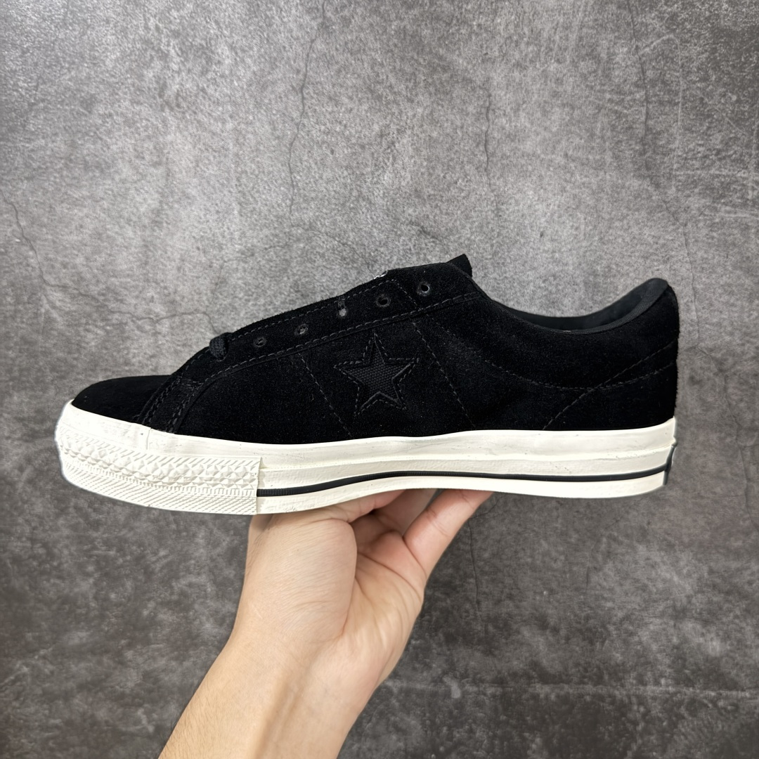 图片[2]-【公司级】Awake NY x Converse One Star Pro 匡威首度联手街头品牌 Awake NY，将纽约精神与朋克灵感融入到 One Star Pro中——这是近年来与纽约街头文化圈链接的经典之作。延续One Star坚持自我的精神，此次带来充满个性的三款不同配色的翻毛皮One Star Pro，搭配刺绣点缀的Awake NY标志性logo，加载经典One Star的设计细节与滑板鞋性能。 货号：A07143C 黑白 尺码：35 36 36.5 37 37.5 38 39 39.5 40 41 41.5 42 42.5 43 44-选品中心