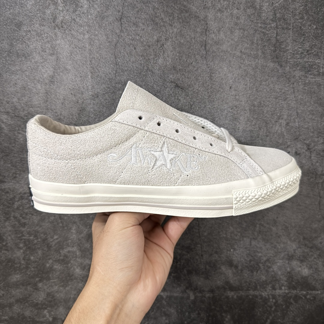 【公司级】Awake NY x Converse One Star Pro 匡威首度联手街头品牌 Awake NY，将纽约精神与朋克灵感融入到 One Star Pro中——这是近年来与纽约街头文化圈链接的经典之作。延续One Star坚持自我的精神，此次带来充满个性的三款不同配色的翻毛皮One Star Pro，搭配刺绣点缀的Awake NY标志性logo，加载经典One Star的设计细节与滑板鞋性能。 货号：A07144C 尺码：35 36 36.5 37 37.5 38 39 39.5 40 41 41.5 42 42.5 43 44-选品中心