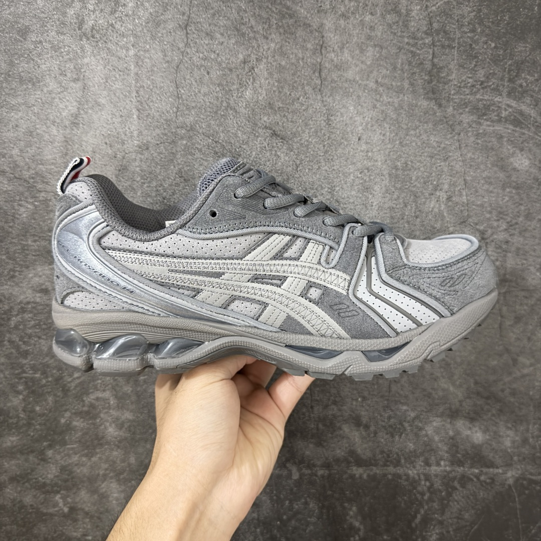 【纯原版本】TB x Kayano 14 联名 ASICS x Thom Browne x GEL-KAYANO 14 亚瑟士系列复古舒适织物合成革减震防滑耐磨低帮休闲跑步鞋 全新顶级纯原版本 原版采购1比1开发 配件齐 原装纸板楦头 独家私模五层组合大底 原厂定制缓震硅胶加持 原盒原配 官方四联吊牌 一比一同步原鞋工艺和用料 鞋面原厂“三明治”多层网布 区别其他同价版本 鞋垫采用原厂OrthoLite欧索莱材质 非普通海玻璃鞋垫 后跟一样采用了GEL缓震胶 整体系列设计非常的科技感 锻炼跑步的同时让你一样时尚百搭 尺码：36 37 37.5 38 39 39.5 40 40.5 41.5 42 42.5 43.5 44 44.5 45 46 47-选品中心