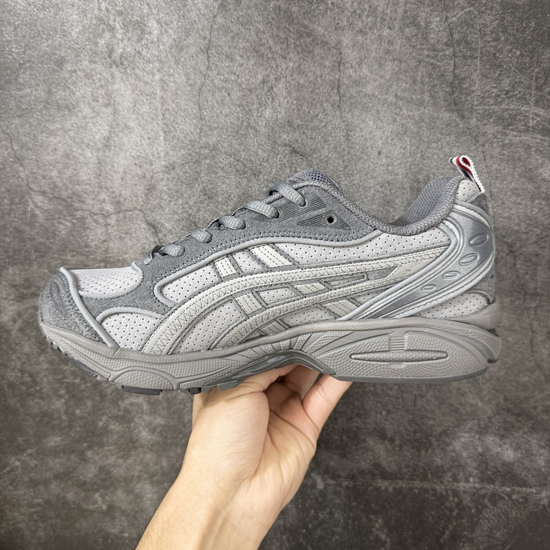 图片[2]-【纯原版本】TB x Kayano 14 联名 ASICS x Thom Browne x GEL-KAYANO 14 亚瑟士系列复古舒适织物合成革减震防滑耐磨低帮休闲跑步鞋 全新顶级纯原版本 原版采购1比1开发 配件齐 原装纸板楦头 独家私模五层组合大底 原厂定制缓震硅胶加持 原盒原配 官方四联吊牌 一比一同步原鞋工艺和用料 鞋面原厂“三明治”多层网布 区别其他同价版本 鞋垫采用原厂OrthoLite欧索莱材质 非普通海玻璃鞋垫 后跟一样采用了GEL缓震胶 整体系列设计非常的科技感 锻炼跑步的同时让你一样时尚百搭 尺码：36 37 37.5 38 39 39.5 40 40.5 41.5 42 42.5 43.5 44 44.5 45 46 47-选品中心