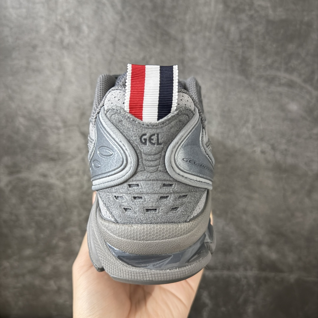 图片[4]-【纯原版本】TB x Kayano 14 联名 ASICS x Thom Browne x GEL-KAYANO 14 亚瑟士系列复古舒适织物合成革减震防滑耐磨低帮休闲跑步鞋 全新顶级纯原版本 原版采购1比1开发 配件齐 原装纸板楦头 独家私模五层组合大底 原厂定制缓震硅胶加持 原盒原配 官方四联吊牌 一比一同步原鞋工艺和用料 鞋面原厂“三明治”多层网布 区别其他同价版本 鞋垫采用原厂OrthoLite欧索莱材质 非普通海玻璃鞋垫 后跟一样采用了GEL缓震胶 整体系列设计非常的科技感 锻炼跑步的同时让你一样时尚百搭 尺码：36 37 37.5 38 39 39.5 40 40.5 41.5 42 42.5 43.5 44 44.5 45 46 47-选品中心