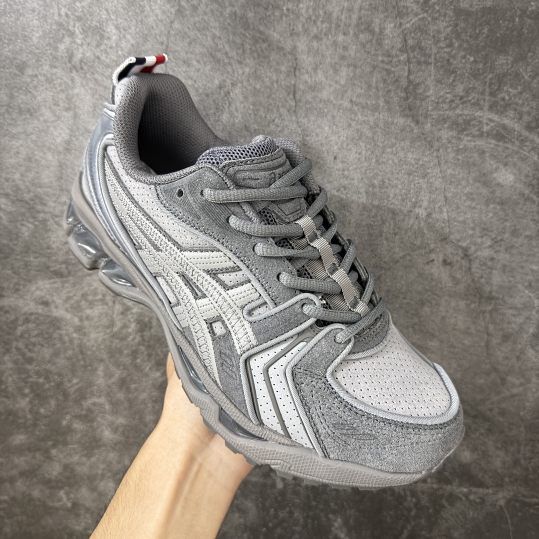 图片[3]-【纯原版本】TB x Kayano 14 联名 ASICS x Thom Browne x GEL-KAYANO 14 亚瑟士系列复古舒适织物合成革减震防滑耐磨低帮休闲跑步鞋 全新顶级纯原版本 原版采购1比1开发 配件齐 原装纸板楦头 独家私模五层组合大底 原厂定制缓震硅胶加持 原盒原配 官方四联吊牌 一比一同步原鞋工艺和用料 鞋面原厂“三明治”多层网布 区别其他同价版本 鞋垫采用原厂OrthoLite欧索莱材质 非普通海玻璃鞋垫 后跟一样采用了GEL缓震胶 整体系列设计非常的科技感 锻炼跑步的同时让你一样时尚百搭 尺码：36 37 37.5 38 39 39.5 40 40.5 41.5 42 42.5 43.5 44 44.5 45 46 47-选品中心