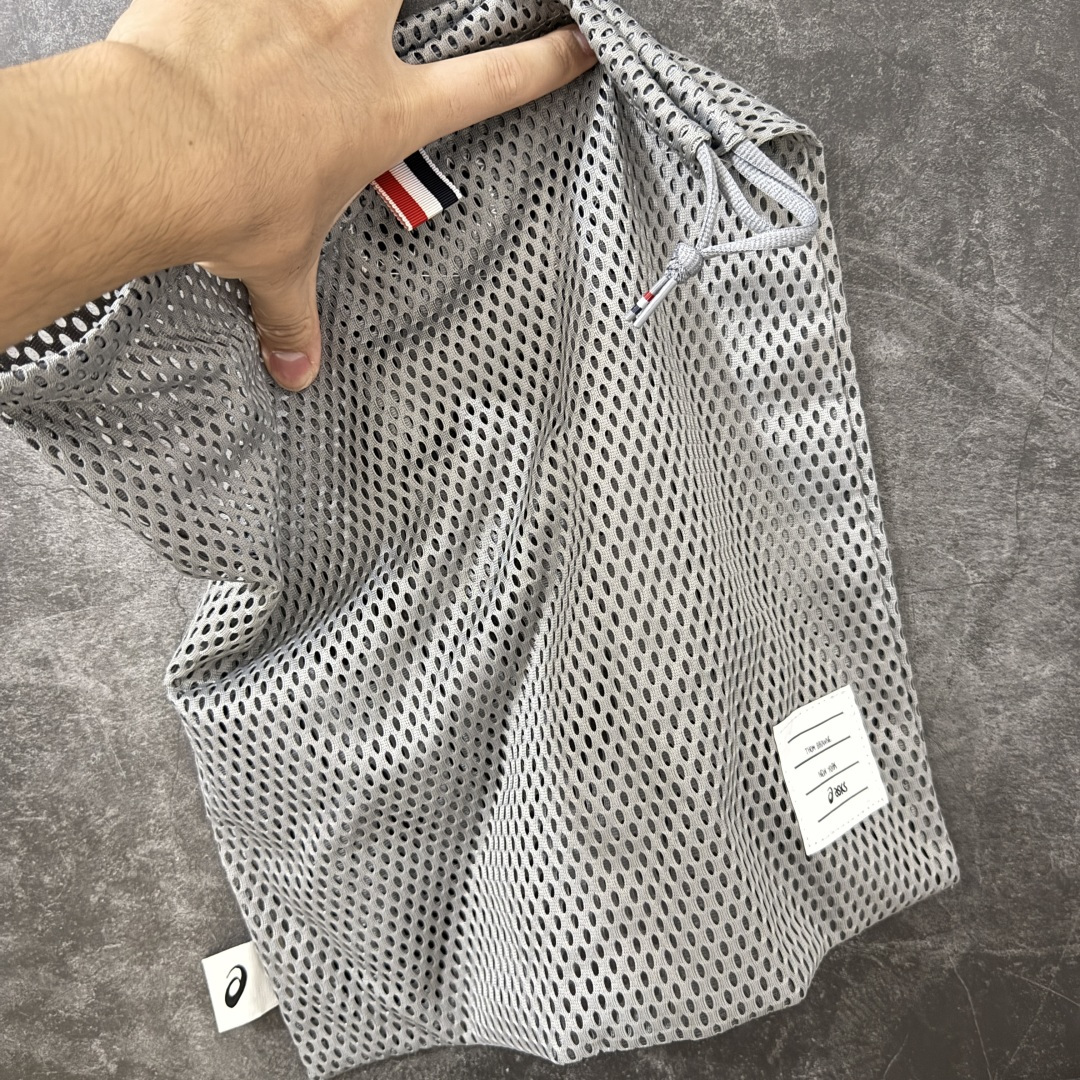 图片[10]-【纯原版本】TB x Kayano 14 联名 ASICS x Thom Browne x GEL-KAYANO 14 亚瑟士系列复古舒适织物合成革减震防滑耐磨低帮休闲跑步鞋 全新顶级纯原版本 原版采购1比1开发 配件齐 原装纸板楦头 独家私模五层组合大底 原厂定制缓震硅胶加持 原盒原配 官方四联吊牌 一比一同步原鞋工艺和用料 鞋面原厂“三明治”多层网布 区别其他同价版本 鞋垫采用原厂OrthoLite欧索莱材质 非普通海玻璃鞋垫 后跟一样采用了GEL缓震胶 整体系列设计非常的科技感 锻炼跑步的同时让你一样时尚百搭 尺码：36 37 37.5 38 39 39.5 40 40.5 41.5 42 42.5 43.5 44 44.5 45 46 47-选品中心