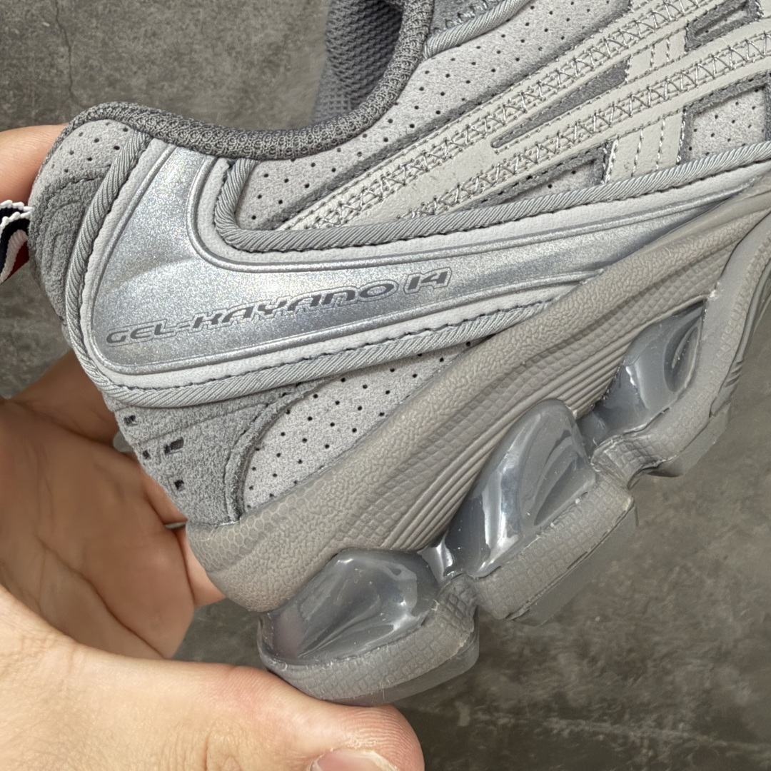 图片[3]-【纯原版本】TB x Kayano 14 联名 ASICS x Thom Browne x GEL-KAYANO 14 亚瑟士系列复古舒适织物合成革减震防滑耐磨低帮休闲跑步鞋 全新顶级纯原版本 原版采购1比1开发 配件齐 原装纸板楦头 独家私模五层组合大底 原厂定制缓震硅胶加持 原盒原配 官方四联吊牌 一比一同步原鞋工艺和用料 鞋面原厂“三明治”多层网布 区别其他同价版本 鞋垫采用原厂OrthoLite欧索莱材质 非普通海玻璃鞋垫 后跟一样采用了GEL缓震胶 整体系列设计非常的科技感 锻炼跑步的同时让你一样时尚百搭 尺码：36 37 37.5 38 39 39.5 40 40.5 41.5 42 42.5 43.5 44 44.5 45 46 47-选品中心