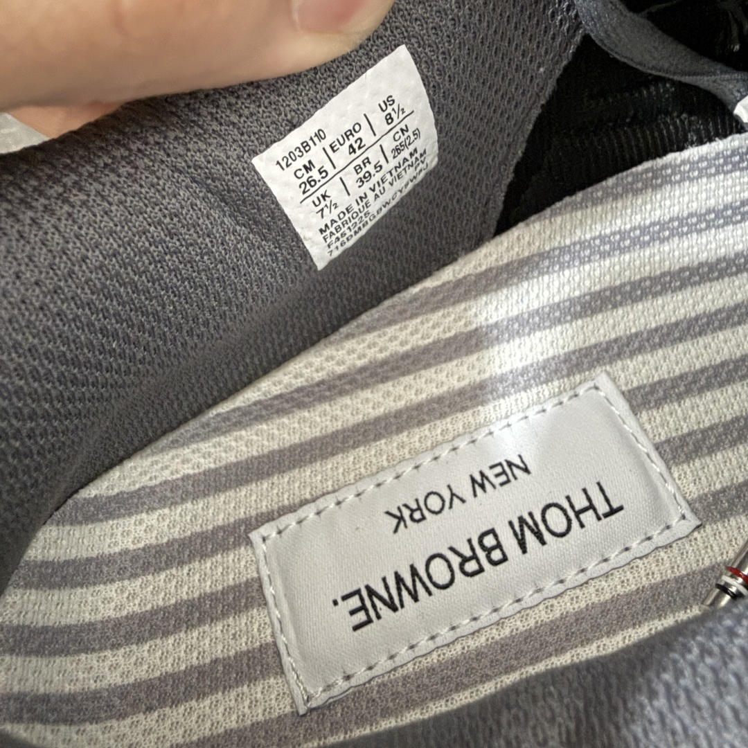 图片[8]-【纯原版本】TB x Kayano 14 联名 ASICS x Thom Browne x GEL-KAYANO 14 亚瑟士系列复古舒适织物合成革减震防滑耐磨低帮休闲跑步鞋 全新顶级纯原版本 原版采购1比1开发 配件齐 原装纸板楦头 独家私模五层组合大底 原厂定制缓震硅胶加持 原盒原配 官方四联吊牌 一比一同步原鞋工艺和用料 鞋面原厂“三明治”多层网布 区别其他同价版本 鞋垫采用原厂OrthoLite欧索莱材质 非普通海玻璃鞋垫 后跟一样采用了GEL缓震胶 整体系列设计非常的科技感 锻炼跑步的同时让你一样时尚百搭 尺码：36 37 37.5 38 39 39.5 40 40.5 41.5 42 42.5 43.5 44 44.5 45 46 47-选品中心