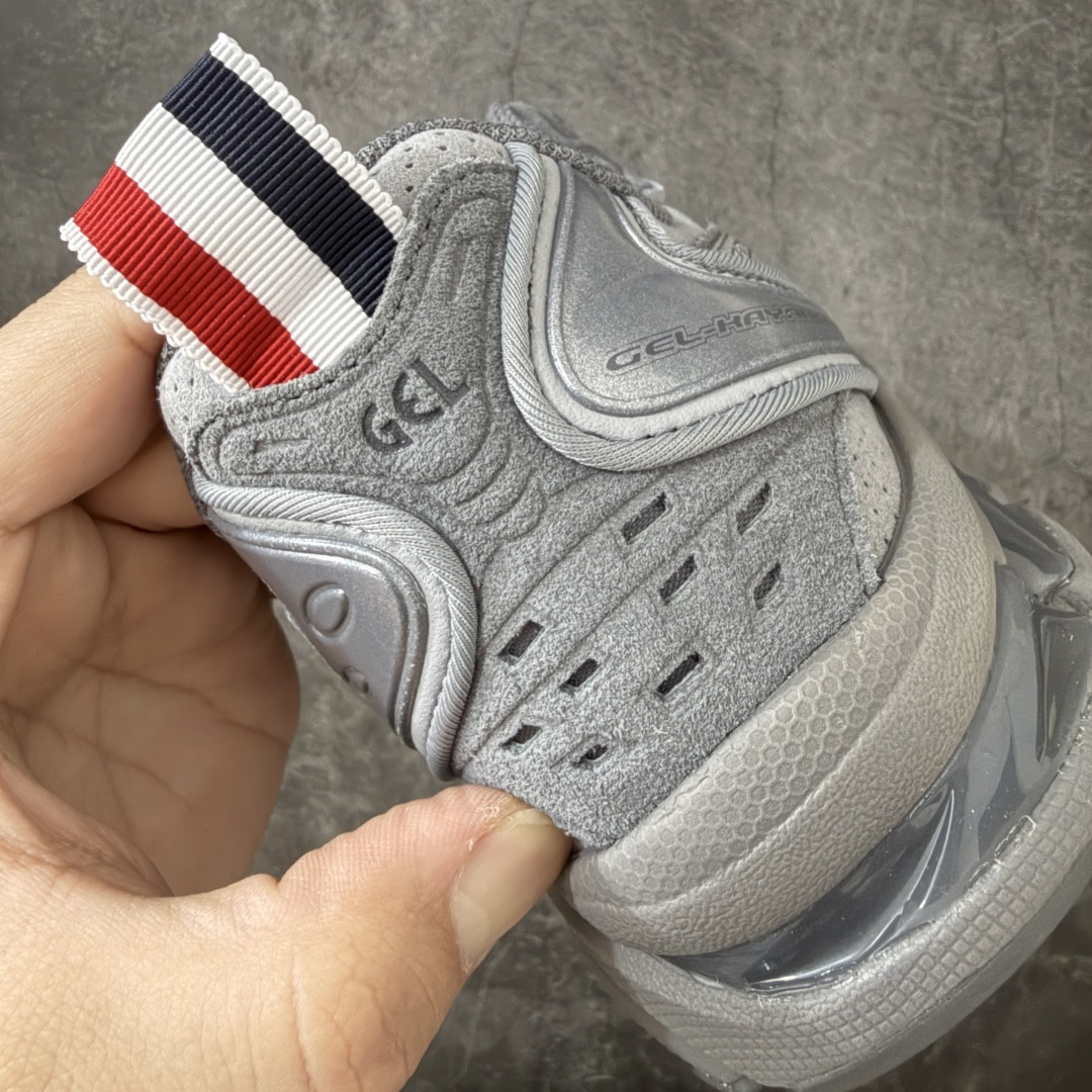 图片[2]-【纯原版本】TB x Kayano 14 联名 ASICS x Thom Browne x GEL-KAYANO 14 亚瑟士系列复古舒适织物合成革减震防滑耐磨低帮休闲跑步鞋 全新顶级纯原版本 原版采购1比1开发 配件齐 原装纸板楦头 独家私模五层组合大底 原厂定制缓震硅胶加持 原盒原配 官方四联吊牌 一比一同步原鞋工艺和用料 鞋面原厂“三明治”多层网布 区别其他同价版本 鞋垫采用原厂OrthoLite欧索莱材质 非普通海玻璃鞋垫 后跟一样采用了GEL缓震胶 整体系列设计非常的科技感 锻炼跑步的同时让你一样时尚百搭 尺码：36 37 37.5 38 39 39.5 40 40.5 41.5 42 42.5 43.5 44 44.5 45 46 47-选品中心