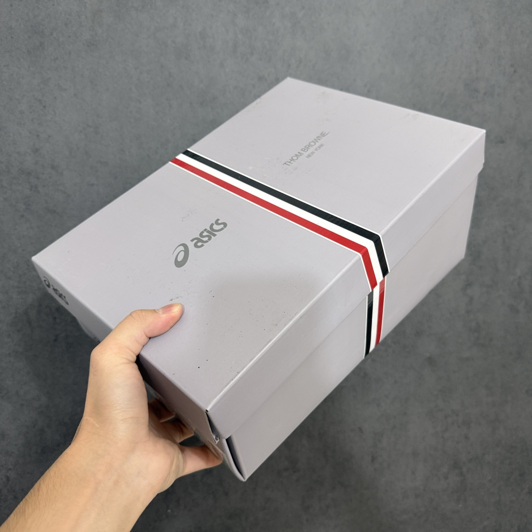 图片[12]-【纯原版本】TB x Kayano 14 联名 ASICS x Thom Browne x GEL-KAYANO 14 亚瑟士系列复古舒适织物合成革减震防滑耐磨低帮休闲跑步鞋 全新顶级纯原版本 原版采购1比1开发 配件齐 原装纸板楦头 独家私模五层组合大底 原厂定制缓震硅胶加持 原盒原配 官方四联吊牌 一比一同步原鞋工艺和用料 鞋面原厂“三明治”多层网布 区别其他同价版本 鞋垫采用原厂OrthoLite欧索莱材质 非普通海玻璃鞋垫 后跟一样采用了GEL缓震胶 整体系列设计非常的科技感 锻炼跑步的同时让你一样时尚百搭 尺码：36 37 37.5 38 39 39.5 40 40.5 41.5 42 42.5 43.5 44 44.5 45 46 47-选品中心