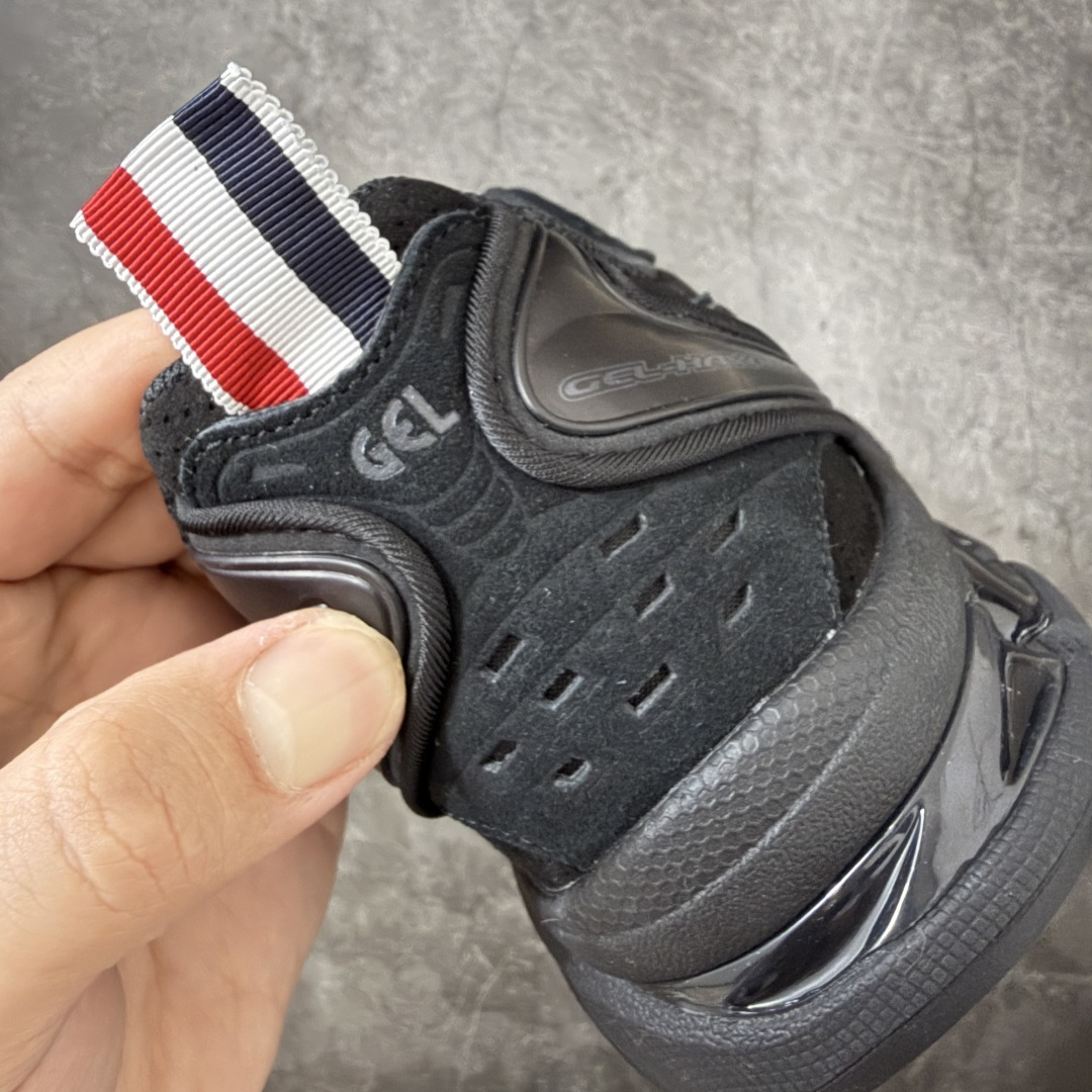 图片[2]-【纯原版本】TB x Kayano 14 联名 ASICS x Thom Browne x GEL-KAYANO 14 亚瑟士系列复古舒适织物合成革减震防滑耐磨低帮休闲跑步鞋 全新顶级纯原版本 原版采购1比1开发 配件齐 原装纸板楦头 独家私模五层组合大底 原厂定制缓震硅胶加持 原盒原配 官方四联吊牌 一比一同步原鞋工艺和用料 鞋面原厂“三明治”多层网布 区别其他同价版本 鞋垫采用原厂OrthoLite欧索莱材质 非普通海玻璃鞋垫 后跟一样采用了GEL缓震胶 整体系列设计非常的科技感 锻炼跑步的同时让你一样时尚百搭 尺码：36 37 37.5 38 39 39.5 40 40.5 41.5 42 42.5 43.5 44 44.5 45 46 47-选品中心