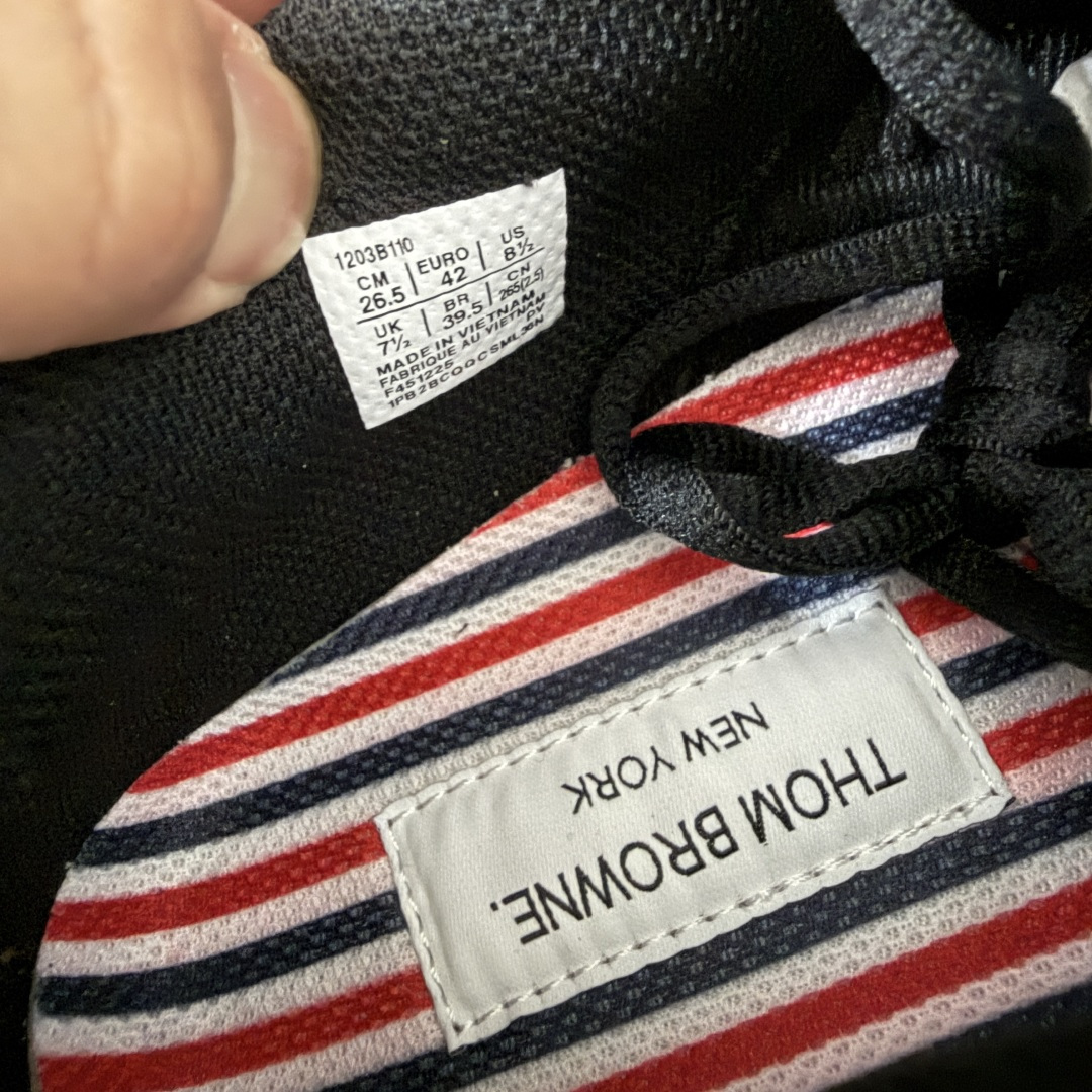 图片[8]-【纯原版本】TB x Kayano 14 联名 ASICS x Thom Browne x GEL-KAYANO 14 亚瑟士系列复古舒适织物合成革减震防滑耐磨低帮休闲跑步鞋 全新顶级纯原版本 原版采购1比1开发 配件齐 原装纸板楦头 独家私模五层组合大底 原厂定制缓震硅胶加持 原盒原配 官方四联吊牌 一比一同步原鞋工艺和用料 鞋面原厂“三明治”多层网布 区别其他同价版本 鞋垫采用原厂OrthoLite欧索莱材质 非普通海玻璃鞋垫 后跟一样采用了GEL缓震胶 整体系列设计非常的科技感 锻炼跑步的同时让你一样时尚百搭 尺码：36 37 37.5 38 39 39.5 40 40.5 41.5 42 42.5 43.5 44 44.5 45 46 47-选品中心