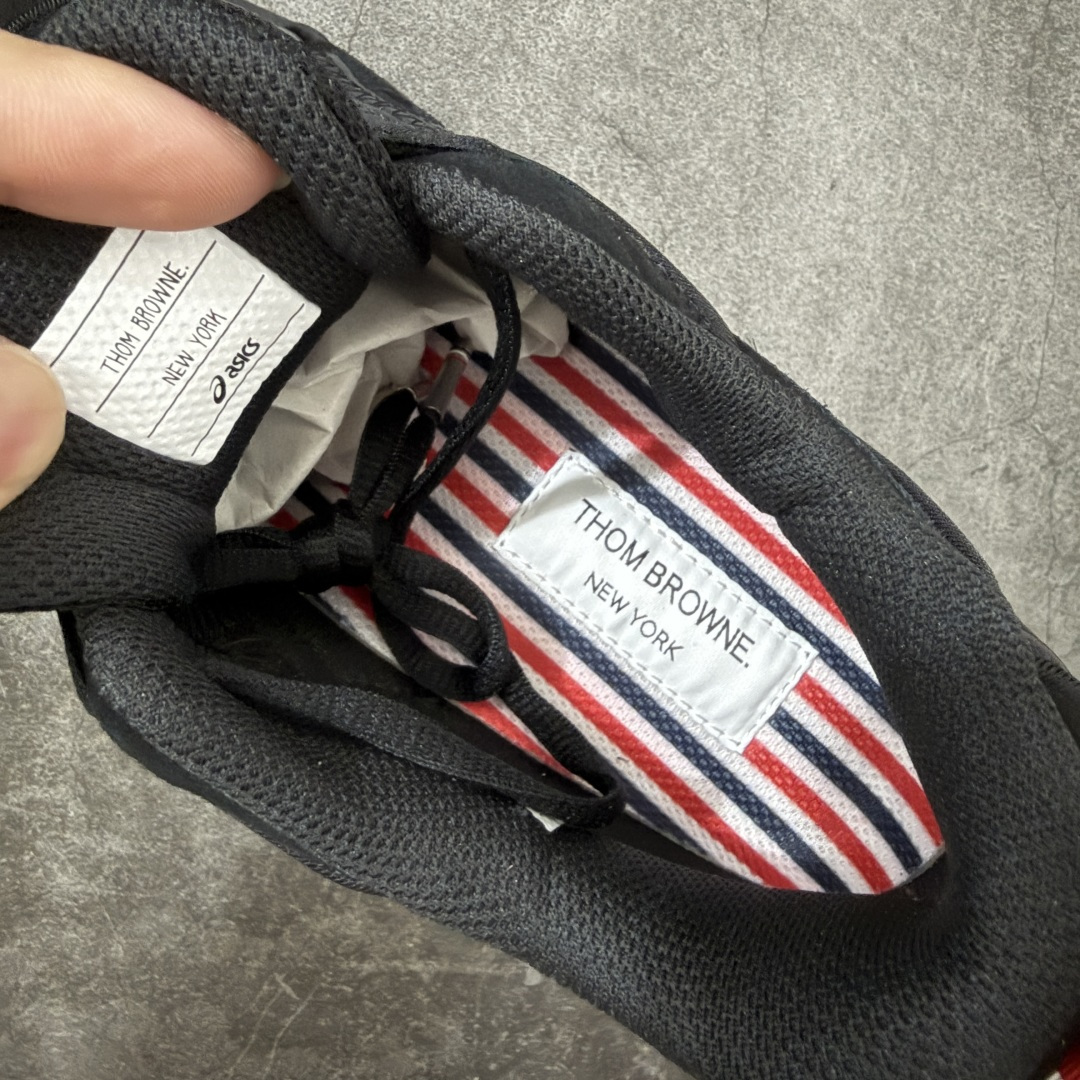 图片[7]-【纯原版本】TB x Kayano 14 联名 ASICS x Thom Browne x GEL-KAYANO 14 亚瑟士系列复古舒适织物合成革减震防滑耐磨低帮休闲跑步鞋 全新顶级纯原版本 原版采购1比1开发 配件齐 原装纸板楦头 独家私模五层组合大底 原厂定制缓震硅胶加持 原盒原配 官方四联吊牌 一比一同步原鞋工艺和用料 鞋面原厂“三明治”多层网布 区别其他同价版本 鞋垫采用原厂OrthoLite欧索莱材质 非普通海玻璃鞋垫 后跟一样采用了GEL缓震胶 整体系列设计非常的科技感 锻炼跑步的同时让你一样时尚百搭 尺码：36 37 37.5 38 39 39.5 40 40.5 41.5 42 42.5 43.5 44 44.5 45 46 47-选品中心