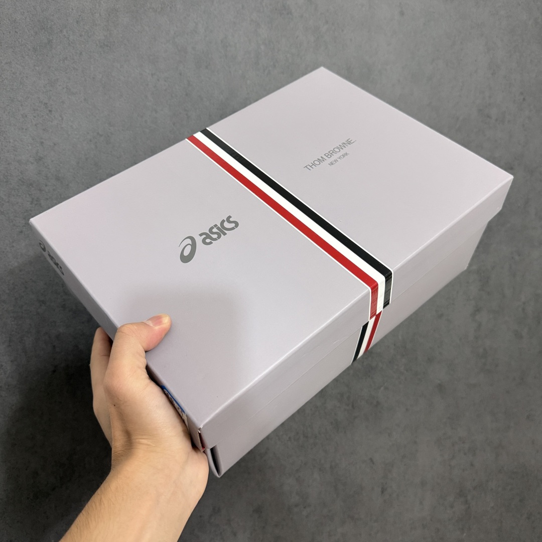 图片[12]-【纯原版本】TB x Kayano 14 联名 ASICS x Thom Browne x GEL-KAYANO 14 亚瑟士系列复古舒适织物合成革减震防滑耐磨低帮休闲跑步鞋 全新顶级纯原版本 原版采购1比1开发 配件齐 原装纸板楦头 独家私模五层组合大底 原厂定制缓震硅胶加持 原盒原配 官方四联吊牌 一比一同步原鞋工艺和用料 鞋面原厂“三明治”多层网布 区别其他同价版本 鞋垫采用原厂OrthoLite欧索莱材质 非普通海玻璃鞋垫 后跟一样采用了GEL缓震胶 整体系列设计非常的科技感 锻炼跑步的同时让你一样时尚百搭 尺码：36 37 37.5 38 39 39.5 40 40.5 41.5 42 42.5 43.5 44 44.5 45 46 47-选品中心