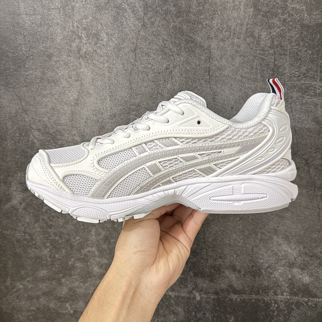 图片[2]-【纯原版本】TB x Kayano 14 联名 ASICS x Thom Browne x GEL-KAYANO 14 亚瑟士系列复古舒适织物合成革减震防滑耐磨低帮休闲跑步鞋 全新顶级纯原版本 原版采购1比1开发 配件齐 原装纸板楦头 独家私模五层组合大底 原厂定制缓震硅胶加持 原盒原配 官方四联吊牌 一比一同步原鞋工艺和用料 鞋面原厂“三明治”多层网布 区别其他同价版本 鞋垫采用原厂OrthoLite欧索莱材质 非普通海玻璃鞋垫 后跟一样采用了GEL缓震胶 整体系列设计非常的科技感 锻炼跑步的同时让你一样时尚百搭 尺码：36 37 37.5 38 39 39.5 40 40.5 41.5 42 42.5 43.5 44 44.5 45 46 47-选品中心