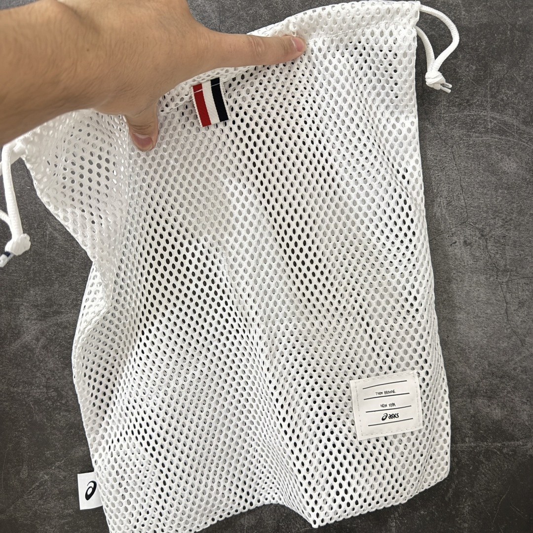 图片[10]-【纯原版本】TB x Kayano 14 联名 ASICS x Thom Browne x GEL-KAYANO 14 亚瑟士系列复古舒适织物合成革减震防滑耐磨低帮休闲跑步鞋 全新顶级纯原版本 原版采购1比1开发 配件齐 原装纸板楦头 独家私模五层组合大底 原厂定制缓震硅胶加持 原盒原配 官方四联吊牌 一比一同步原鞋工艺和用料 鞋面原厂“三明治”多层网布 区别其他同价版本 鞋垫采用原厂OrthoLite欧索莱材质 非普通海玻璃鞋垫 后跟一样采用了GEL缓震胶 整体系列设计非常的科技感 锻炼跑步的同时让你一样时尚百搭 尺码：36 37 37.5 38 39 39.5 40 40.5 41.5 42 42.5 43.5 44 44.5 45 46 47-选品中心