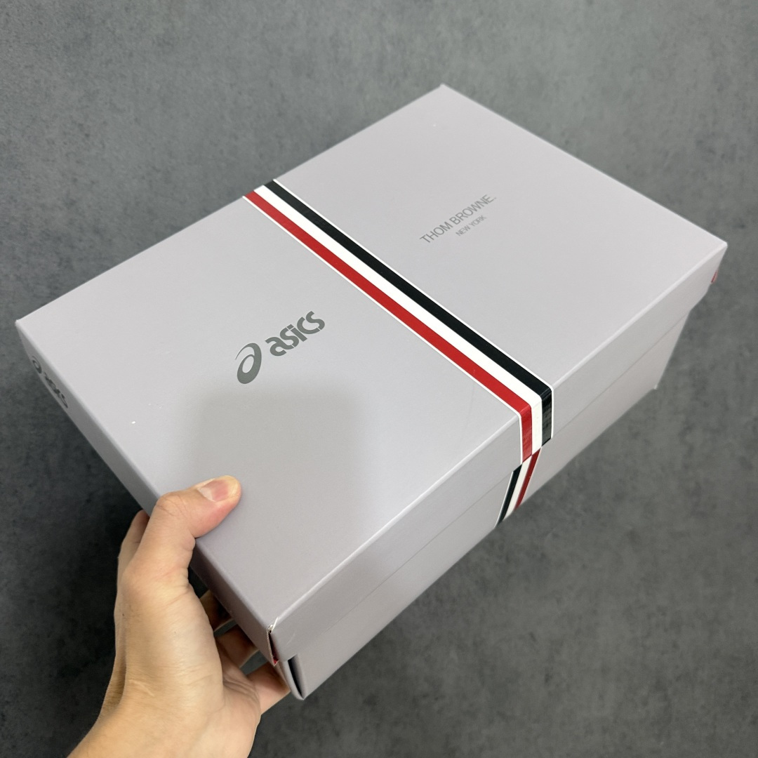 图片[12]-【纯原版本】TB x Kayano 14 联名 ASICS x Thom Browne x GEL-KAYANO 14 亚瑟士系列复古舒适织物合成革减震防滑耐磨低帮休闲跑步鞋 全新顶级纯原版本 原版采购1比1开发 配件齐 原装纸板楦头 独家私模五层组合大底 原厂定制缓震硅胶加持 原盒原配 官方四联吊牌 一比一同步原鞋工艺和用料 鞋面原厂“三明治”多层网布 区别其他同价版本 鞋垫采用原厂OrthoLite欧索莱材质 非普通海玻璃鞋垫 后跟一样采用了GEL缓震胶 整体系列设计非常的科技感 锻炼跑步的同时让你一样时尚百搭 尺码：36 37 37.5 38 39 39.5 40 40.5 41.5 42 42.5 43.5 44 44.5 45 46 47-选品中心