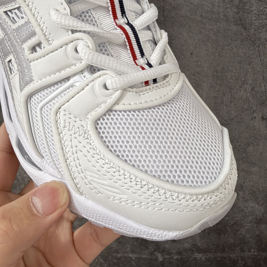图片[5]-【纯原版本】TB x Kayano 14 联名 ASICS x Thom Browne x GEL-KAYANO 14 亚瑟士系列复古舒适织物合成革减震防滑耐磨低帮休闲跑步鞋 全新顶级纯原版本 原版采购1比1开发 配件齐 原装纸板楦头 独家私模五层组合大底 原厂定制缓震硅胶加持 原盒原配 官方四联吊牌 一比一同步原鞋工艺和用料 鞋面原厂“三明治”多层网布 区别其他同价版本 鞋垫采用原厂OrthoLite欧索莱材质 非普通海玻璃鞋垫 后跟一样采用了GEL缓震胶 整体系列设计非常的科技感 锻炼跑步的同时让你一样时尚百搭 尺码：36 37 37.5 38 39 39.5 40 40.5 41.5 42 42.5 43.5 44 44.5 45 46 47-选品中心