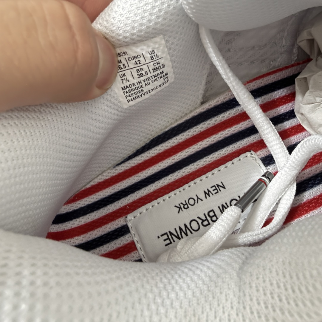 图片[8]-【纯原版本】TB x Kayano 14 联名 ASICS x Thom Browne x GEL-KAYANO 14 亚瑟士系列复古舒适织物合成革减震防滑耐磨低帮休闲跑步鞋 全新顶级纯原版本 原版采购1比1开发 配件齐 原装纸板楦头 独家私模五层组合大底 原厂定制缓震硅胶加持 原盒原配 官方四联吊牌 一比一同步原鞋工艺和用料 鞋面原厂“三明治”多层网布 区别其他同价版本 鞋垫采用原厂OrthoLite欧索莱材质 非普通海玻璃鞋垫 后跟一样采用了GEL缓震胶 整体系列设计非常的科技感 锻炼跑步的同时让你一样时尚百搭 尺码：36 37 37.5 38 39 39.5 40 40.5 41.5 42 42.5 43.5 44 44.5 45 46 47-选品中心
