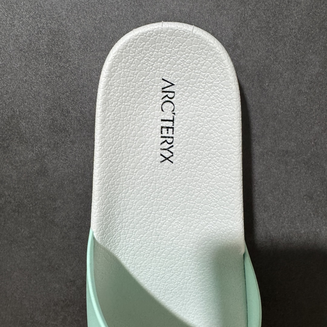 Arcteryx Slipper PRO M 始祖鸟一字拖鞋 泼墨街头潮牌沙滩拖鞋 中底设计提供更佳支撑和舒适感受 一片 Arcteryx Slipper PRO M 始祖鸟一字拖鞋 泼墨街头潮牌沙滩拖鞋 中底设计提供更佳支撑和舒适感受 一片