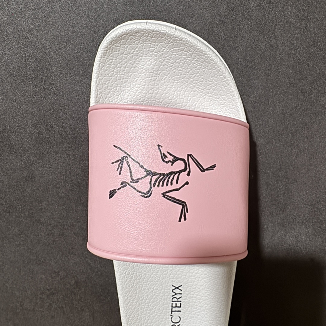 Arcteryx Slipper PRO M 始祖鸟一字拖鞋 泼墨街头潮牌沙滩拖鞋 中底设计提供更佳支撑和舒适感受 一片 Arcteryx Slipper PRO M 始祖鸟一字拖鞋 泼墨街头潮牌沙滩拖鞋 中底设计提供更佳支撑和舒适感受 一片