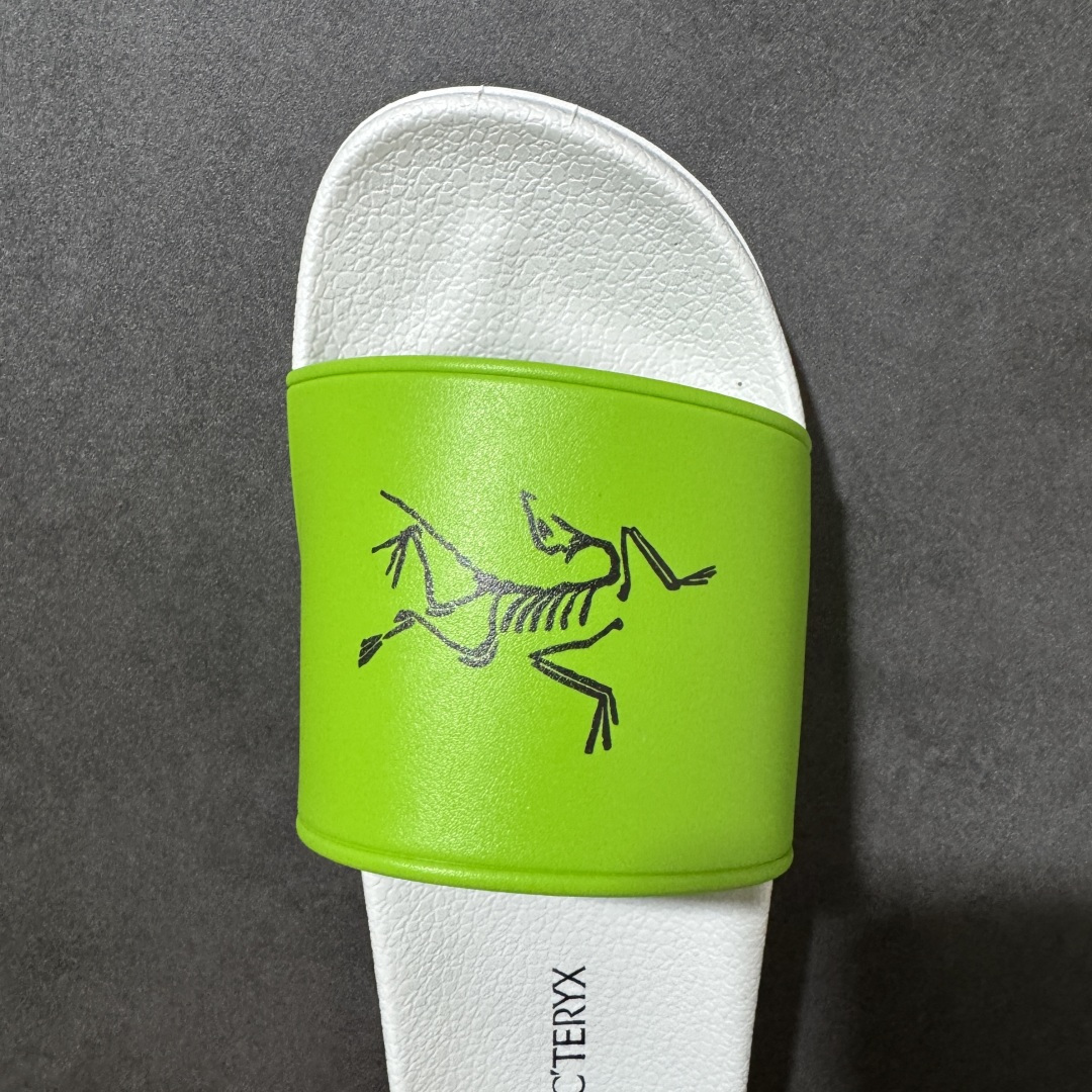 Arcteryx Slipper PRO M 始祖鸟一字拖鞋 泼墨街头潮牌沙滩拖鞋 中底设计提供更佳支撑和舒适感受 一片 Arcteryx Slipper PRO M 始祖鸟一字拖鞋 泼墨街头潮牌沙滩拖鞋 中底设计提供更佳支撑和舒适感受 一片