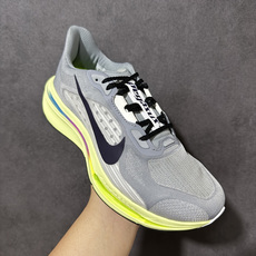 Nike Air Zoom Pegasus Premium 耐克 超级飞马 低帮 白色 轻量缓震透气跑鞋 采用透气网布与 Nike Air Zoom Pegasus Premium 耐克 超级飞马 低帮 白色 轻量缓震透气跑鞋 采用透气网布与
