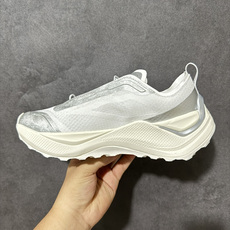 阿迪达斯(adidas)FOS2026年男女同款HOLO PEAK潮流休闲鞋 ,设计风格:属于“轻机能”风格,融合山系 阿迪达斯(adidas)FOS2026年男女同款HOLO PEAK潮流休闲鞋 ,设计风格:属于“轻机能”风格,融合山系