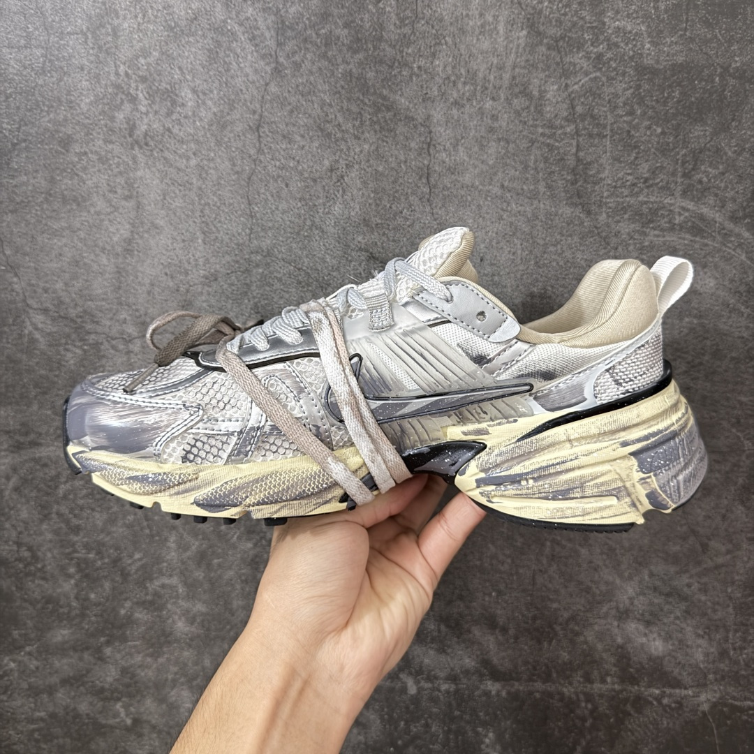 NIKE V2K RUN跑步鞋复古风潮 网面透气运动鞋 灰银紧致的鞋面材质提供良好的包裹性鞋侧 Swoosh以及鞋头部分