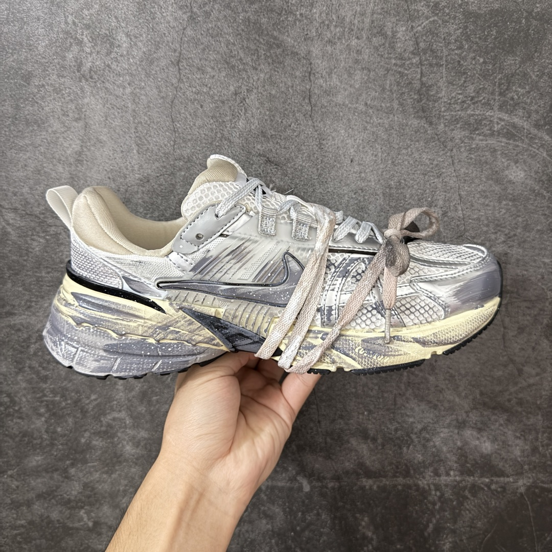 NIKE V2K RUN跑步鞋复古风潮 网面透气运动鞋 灰银紧致的鞋面材质提供良好的包裹性鞋侧 Swoosh以及鞋头部分