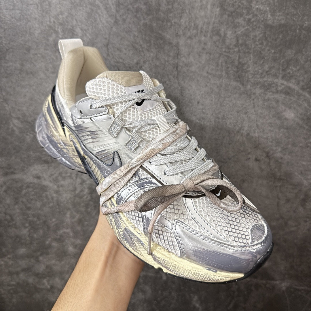 NIKE V2K RUN跑步鞋复古风潮 网面透气运动鞋 灰银紧致的鞋面材质提供良好的包裹性鞋侧 Swoosh以及鞋头部分