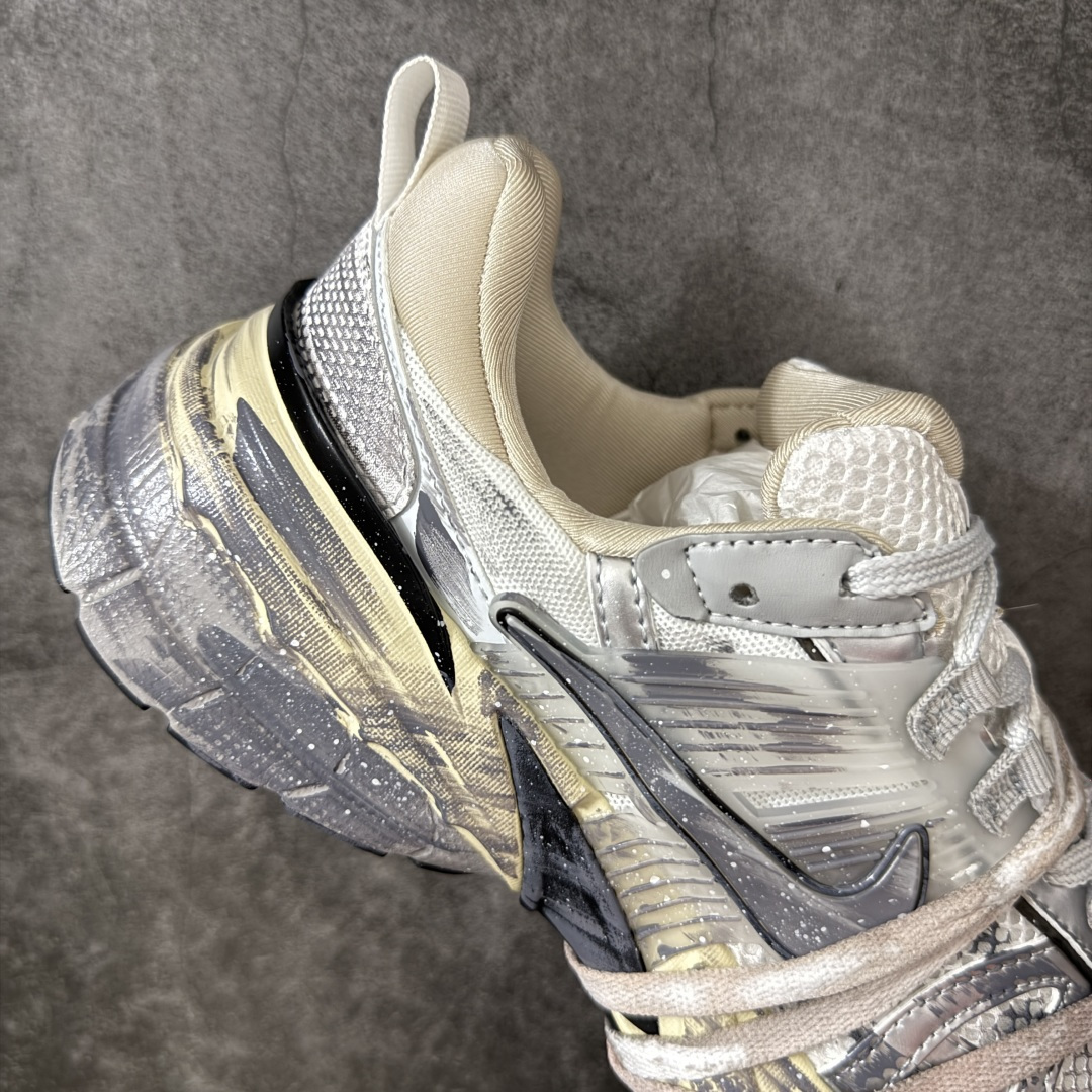 NIKE V2K RUN跑步鞋复古风潮 网面透气运动鞋 灰银紧致的鞋面材质提供良好的包裹性鞋侧 Swoosh以及鞋头部分