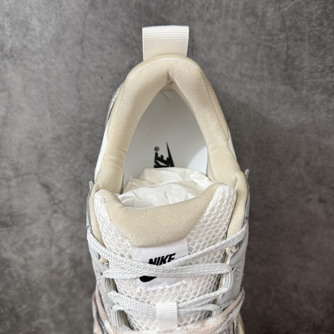 NIKE V2K RUN跑步鞋复古风潮 网面透气运动鞋 灰银紧致的鞋面材质提供良好的包裹性鞋侧 Swoosh以及鞋头部分
