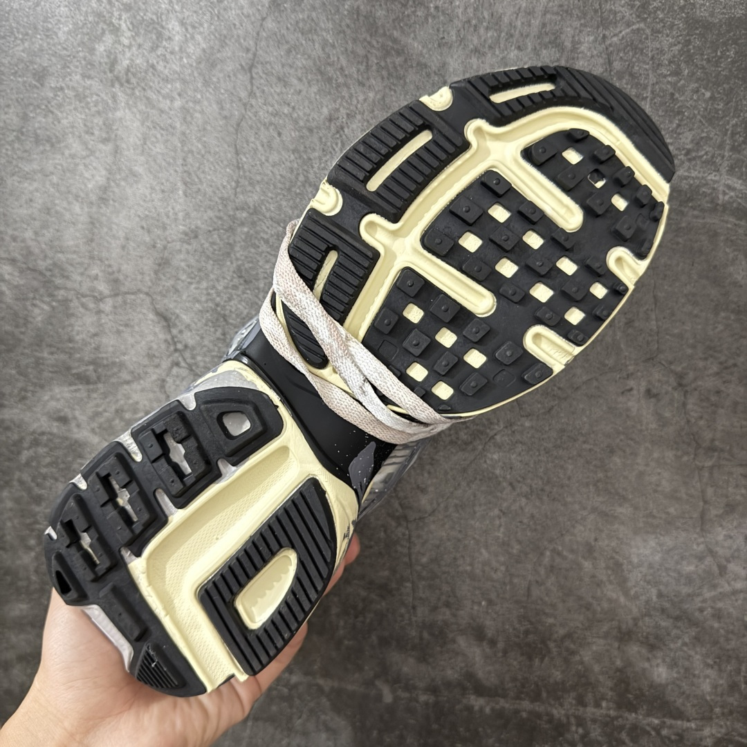 NIKE V2K RUN跑步鞋复古风潮 网面透气运动鞋 灰银紧致的鞋面材质提供良好的包裹性鞋侧 Swoosh以及鞋头部分