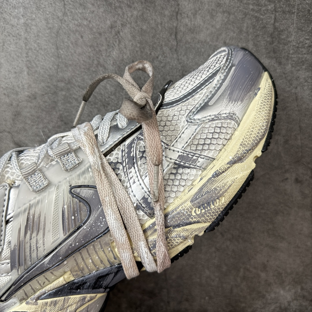 NIKE V2K RUN跑步鞋复古风潮 网面透气运动鞋 灰银紧致的鞋面材质提供良好的包裹性鞋侧 Swoosh以及鞋头部分