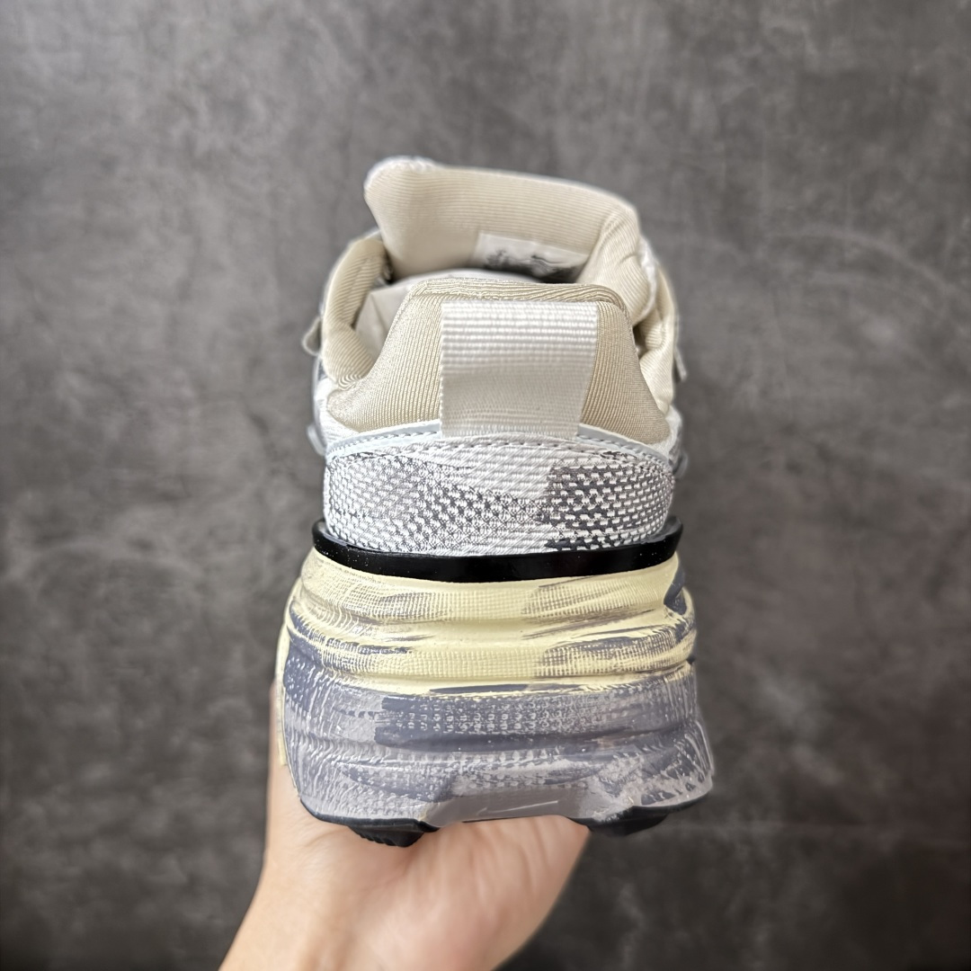 NIKE V2K RUN跑步鞋复古风潮 网面透气运动鞋 灰银紧致的鞋面材质提供良好的包裹性鞋侧 Swoosh以及鞋头部分