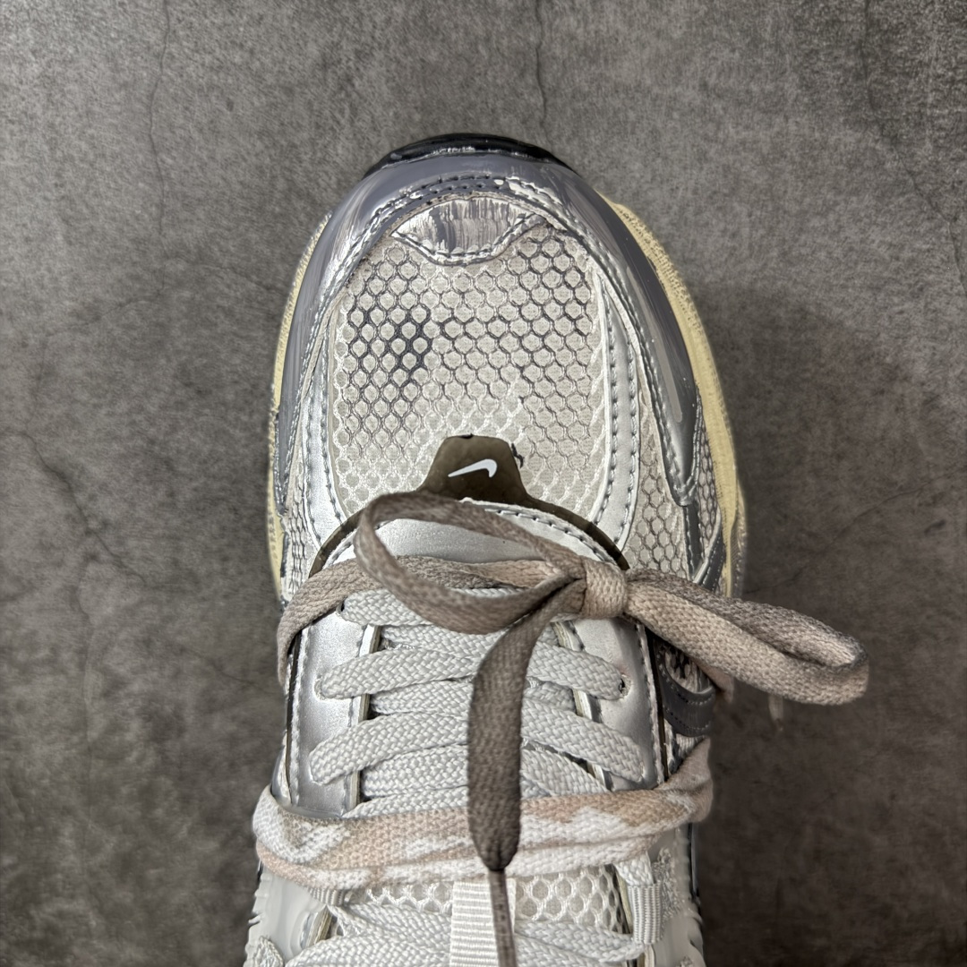 NIKE V2K RUN跑步鞋复古风潮 网面透气运动鞋 灰银紧致的鞋面材质提供良好的包裹性鞋侧 Swoosh以及鞋头部分