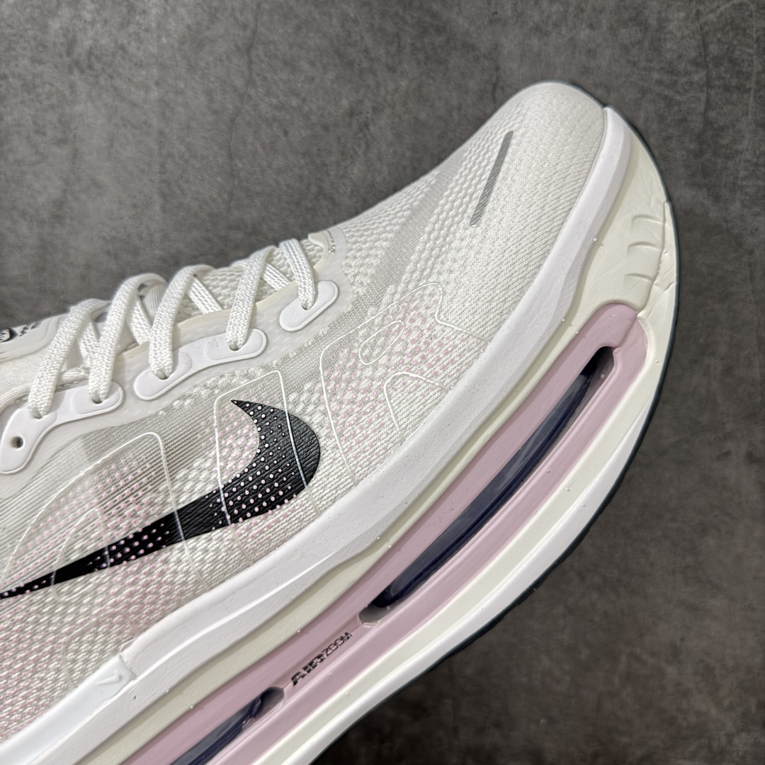 Nike VOMERO PREMIUM 耐克 舒适减震防滑 低帮跑步鞋 全掌ReactX泡绵中底 前掌和后跟还配备了Ai