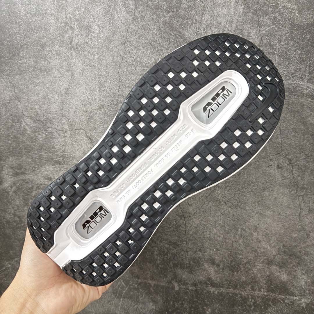 Nike VOMERO PREMIUM 耐克 舒适减震防滑 低帮跑步鞋 全掌ReactX泡绵中底 前掌和后跟还配备了Ai