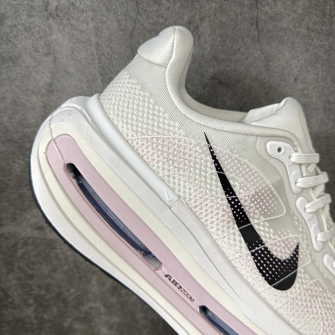 Nike VOMERO PREMIUM 耐克 舒适减震防滑 低帮跑步鞋 全掌ReactX泡绵中底 前掌和后跟还配备了Ai